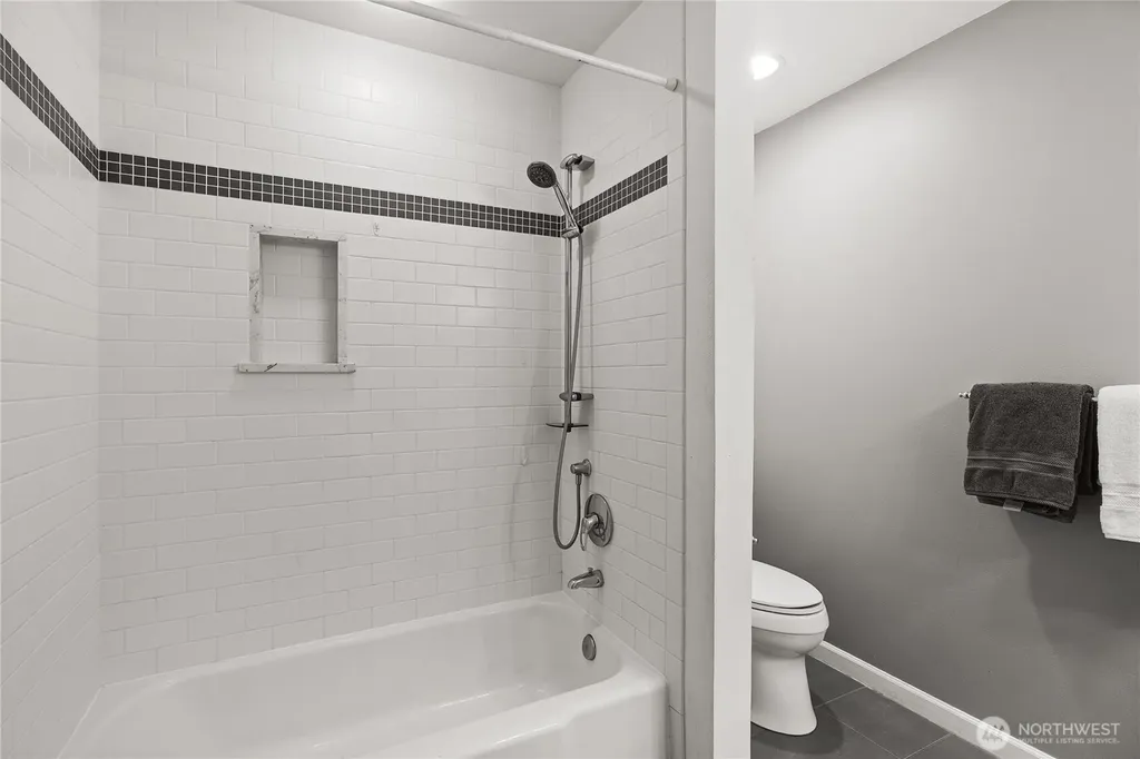 1168 NW Sunlit Lane Bremerton WA 98312
