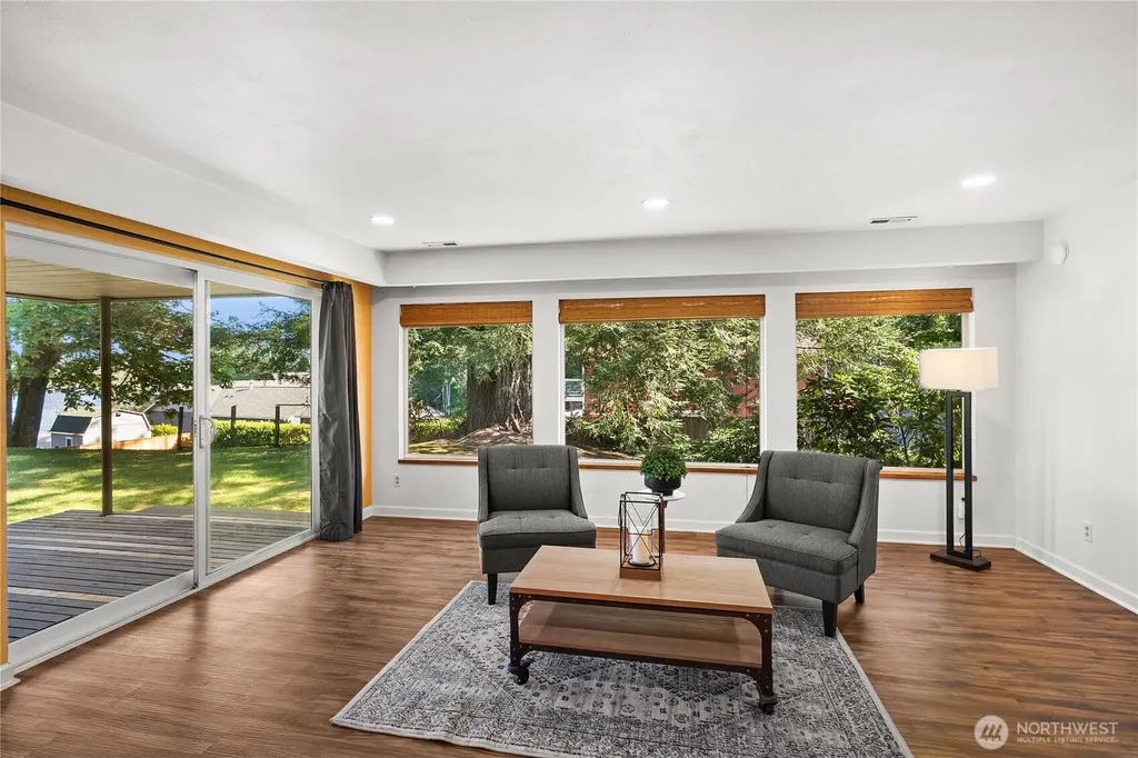 1168 NW Sunlit Lane Bremerton WA 98312