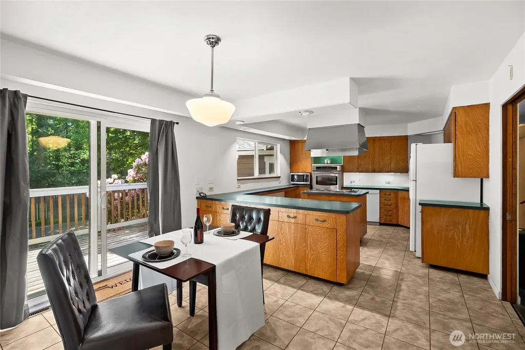 1168 NW Sunlit Lane Bremerton WA 98312