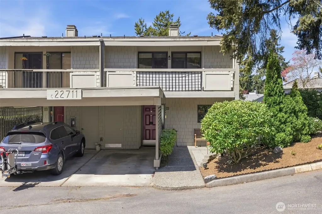 22711 Lakeview Drive Mountlake Terrace WA 98043