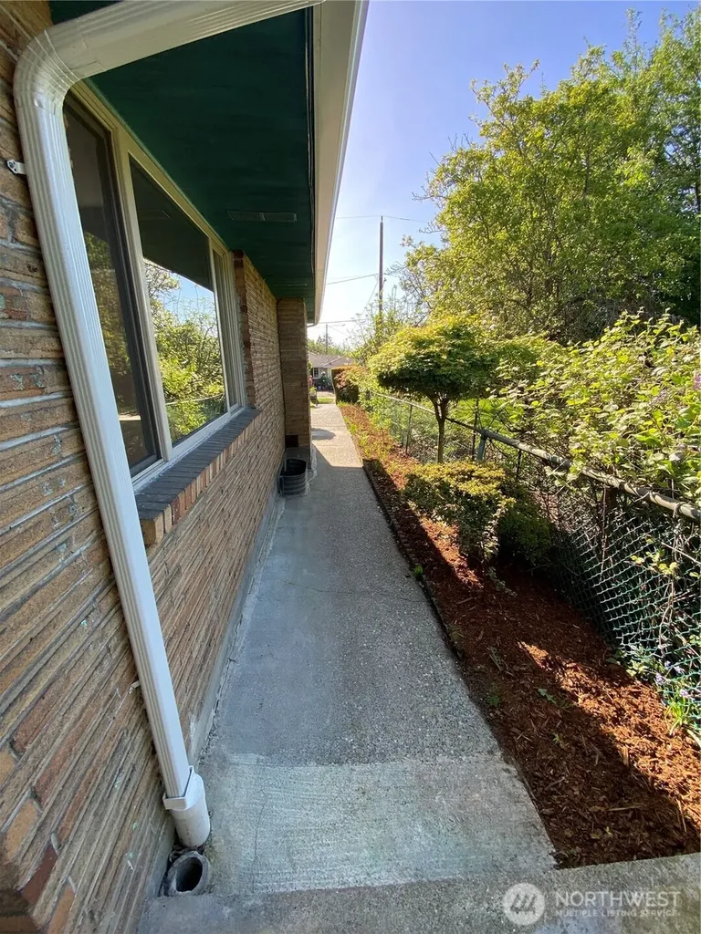 4916 24th Place S Seattle WA 98108