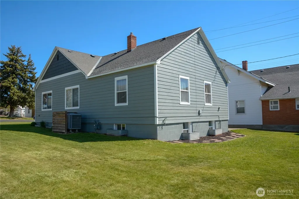 112 E 5th Street Lind WA 99341