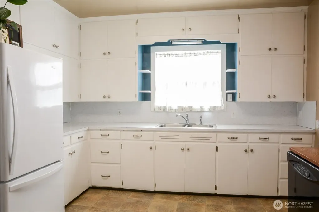 112 E 5th Street Lind WA 99341