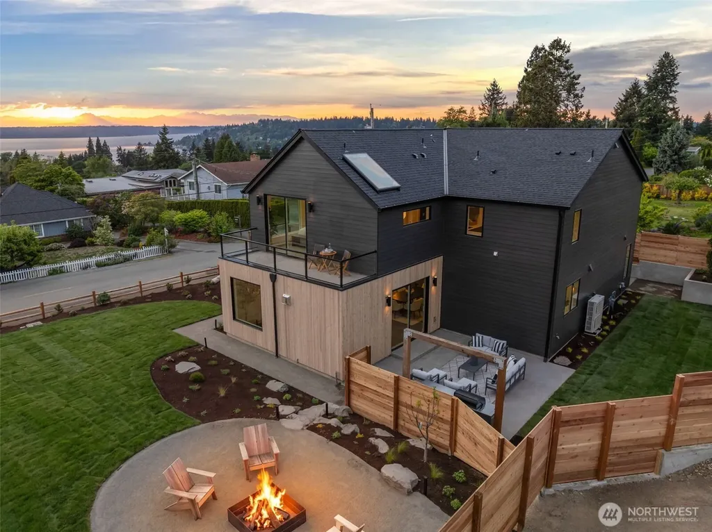 18638 2nd Avenue SW Normandy Park WA 98166