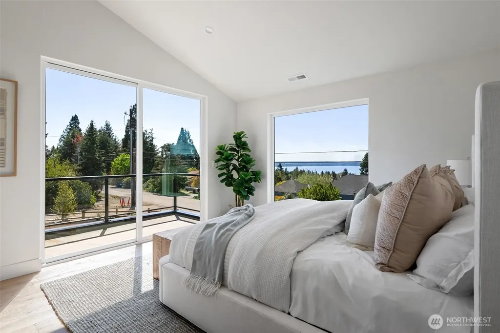 18638 2nd Avenue SW Normandy Park WA 98166