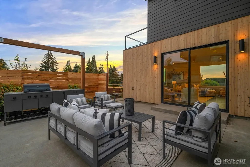 18638 2nd Avenue SW Normandy Park WA 98166