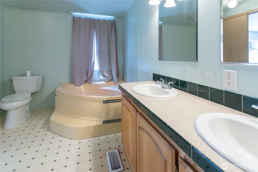 1069 Ellie Lane Camano Island WA 98282