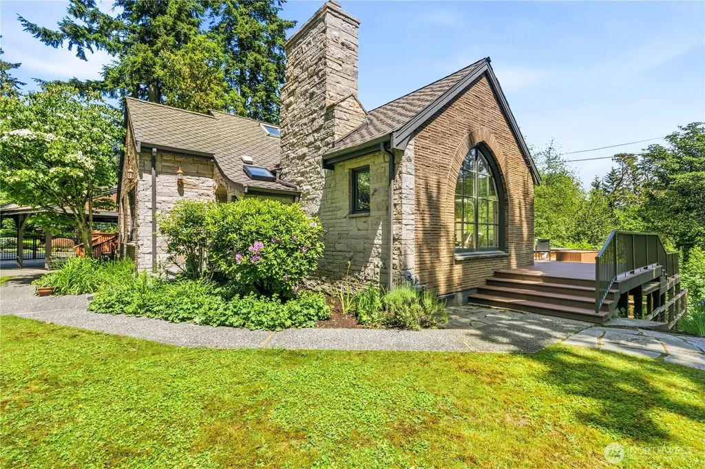 17014 25th Avenue NE Lake Forest Park WA 98155