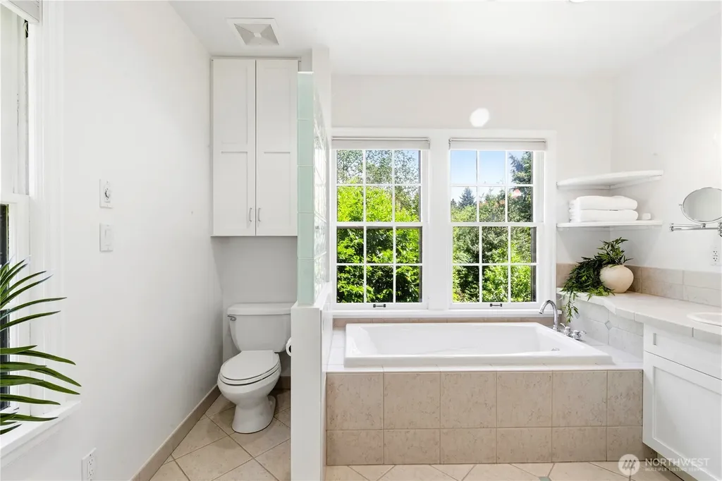 17014 25th Avenue NE Lake Forest Park WA 98155