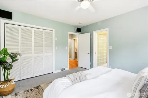 17014 25th Avenue NE Lake Forest Park WA 98155