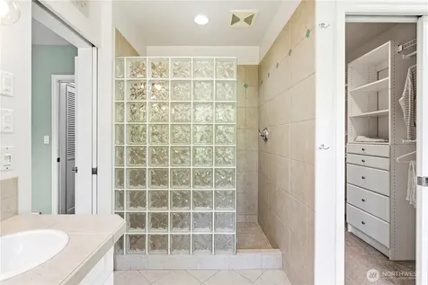 17014 25th Avenue NE Lake Forest Park WA 98155