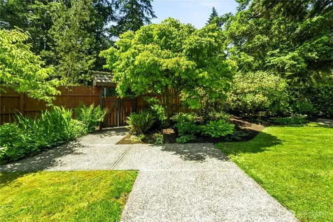 17014 25th Avenue NE Lake Forest Park WA 98155