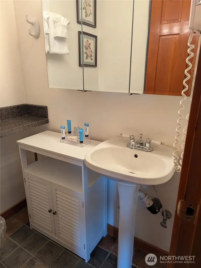 210 26th Street NW Long Beach WA 98631