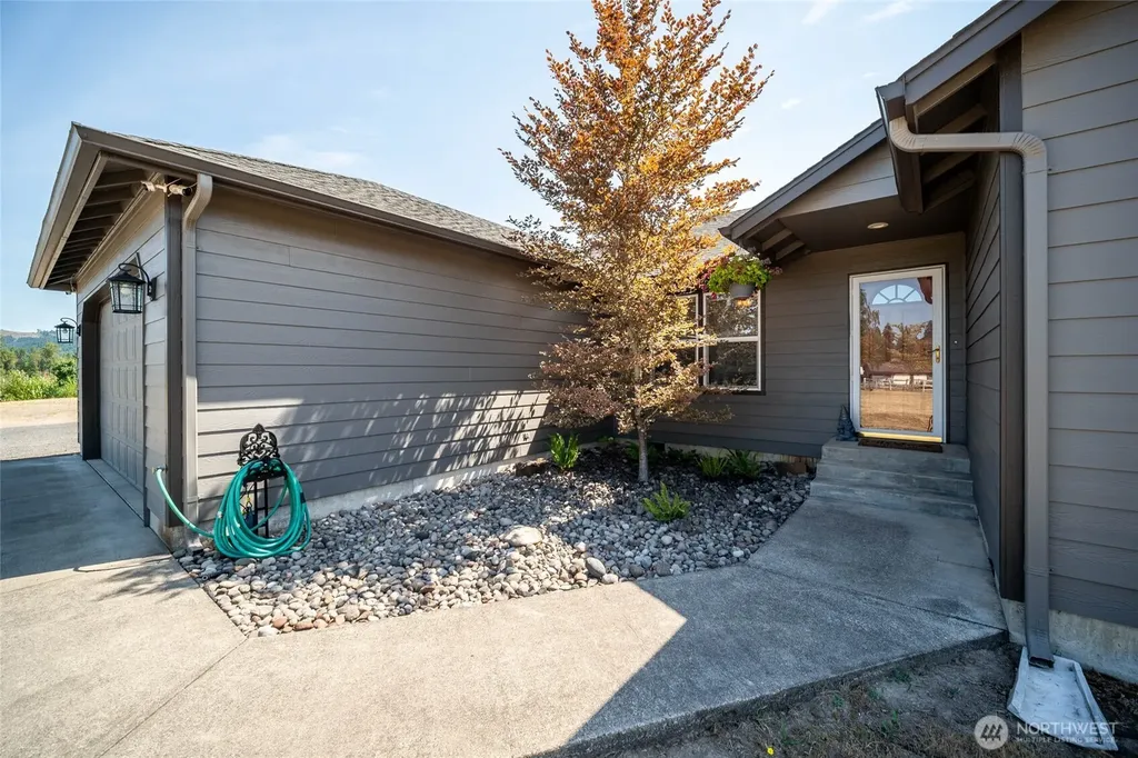 195 Bay Point Drive Castle Rock WA 98611