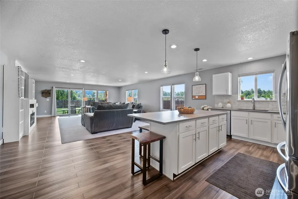 195 Bay Point Drive Castle Rock WA 98611