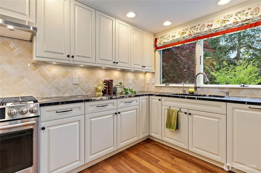 6771 81st Avenue SE Mercer Island WA 98040