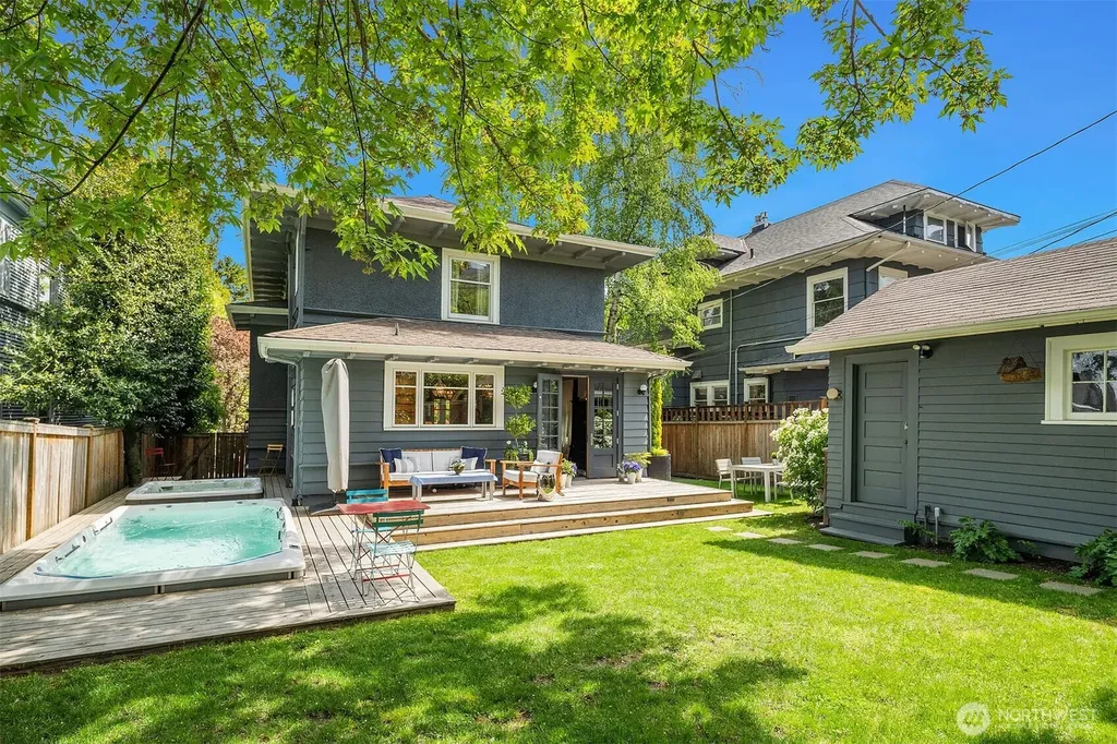 2833 10th Avenue E Seattle WA 98102