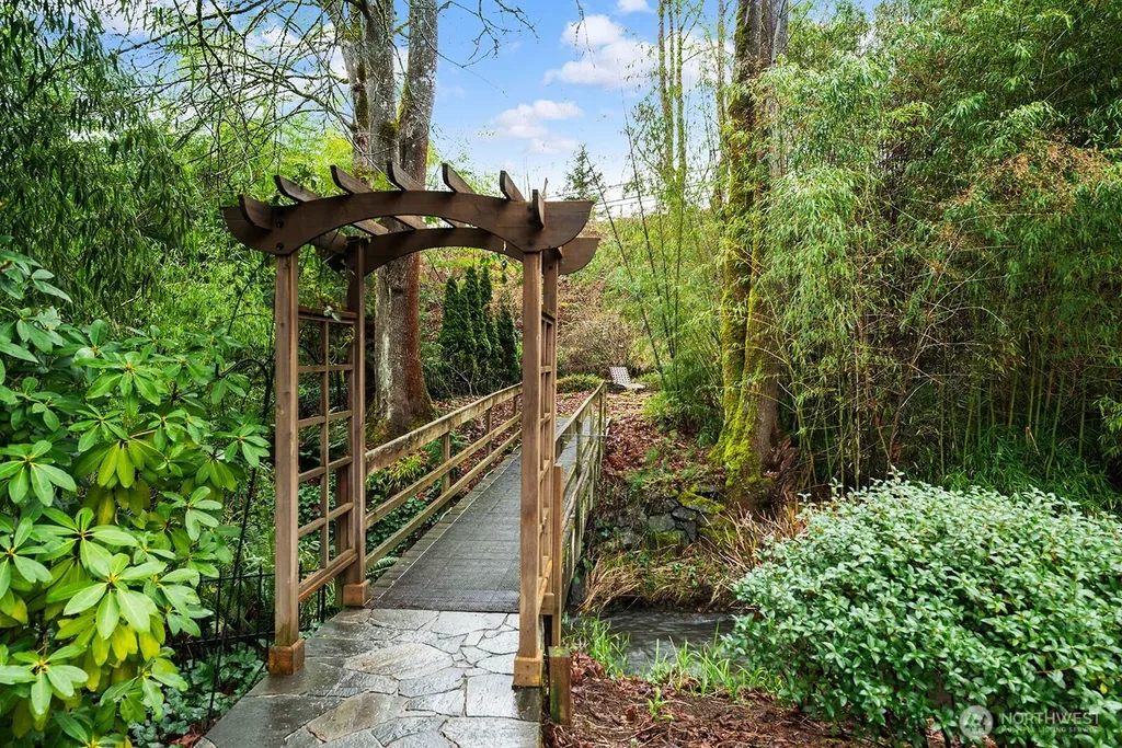 16 Cascade Key Bellevue WA 98006