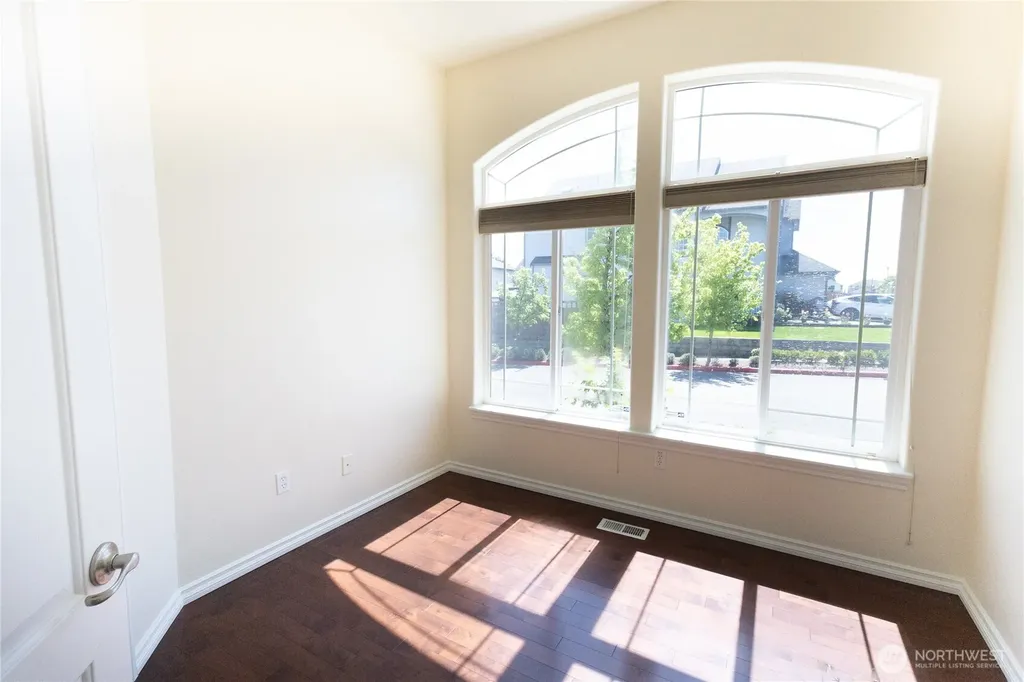 11816 240th Place Kent WA 98030