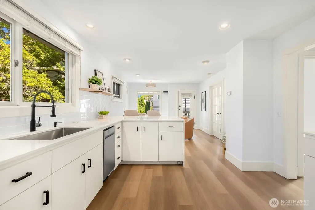 2423 3rd Avenue W Seattle WA 98119