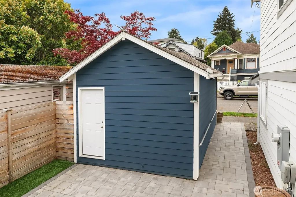 6411 Woodland Place N Seattle WA 98103