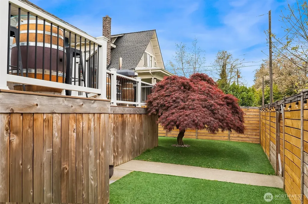 6411 Woodland Place N Seattle WA 98103