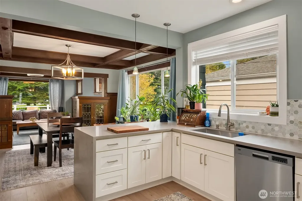 6411 Woodland Place N Seattle WA 98103