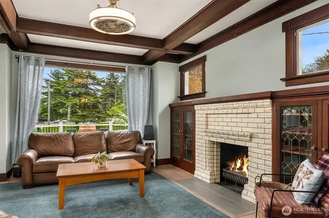 6411 Woodland Place N Seattle WA 98103
