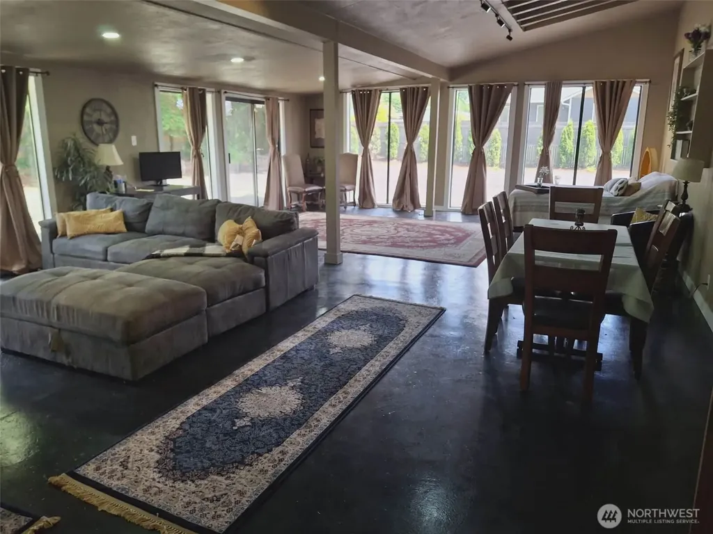 310 W Pine Street Elma WA 98541