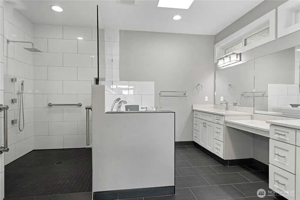 1253 Beach Drive E Port Orchard WA 98366