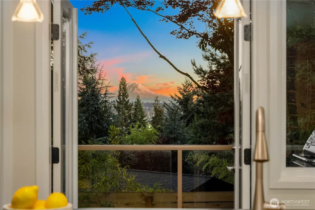 4290 Shoreclub Drive Mercer Island WA 98040