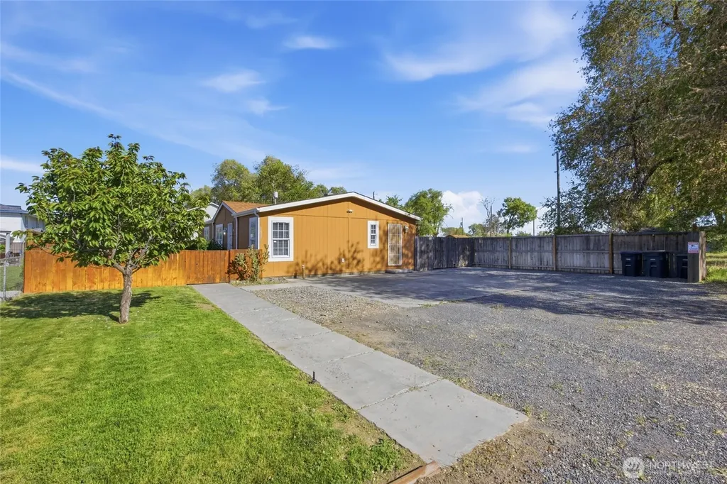 1827 W Bemis Street Moses Lake WA 98837