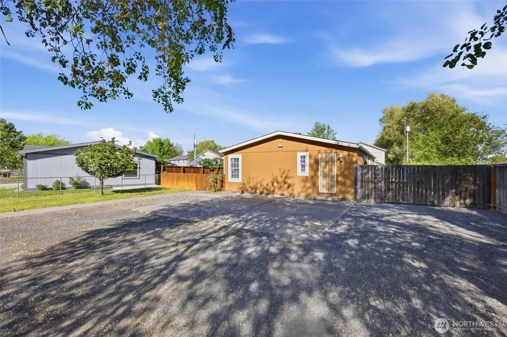 1827 W Bemis Street Moses Lake WA 98837