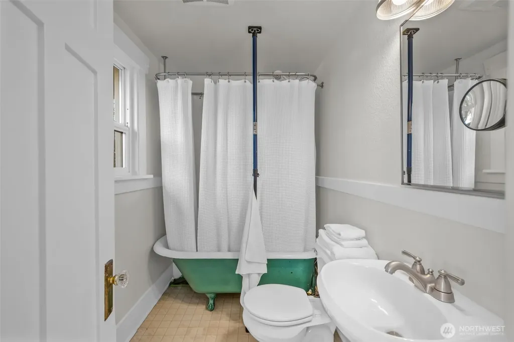 8427 30th Avenue SW Seattle WA 98126