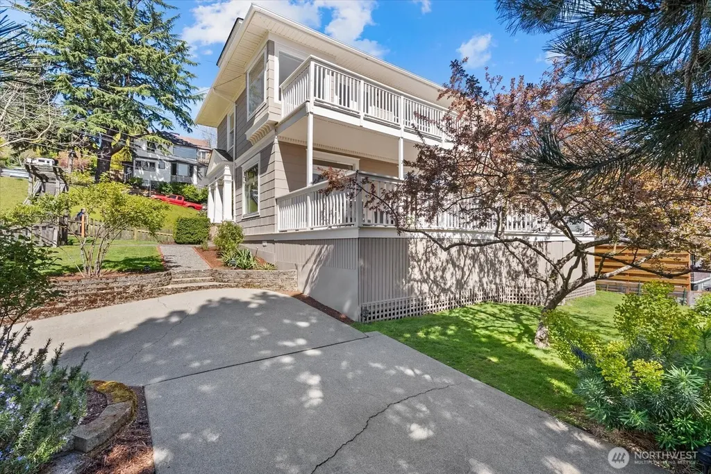 920 4th Avenue N Seattle WA 98109