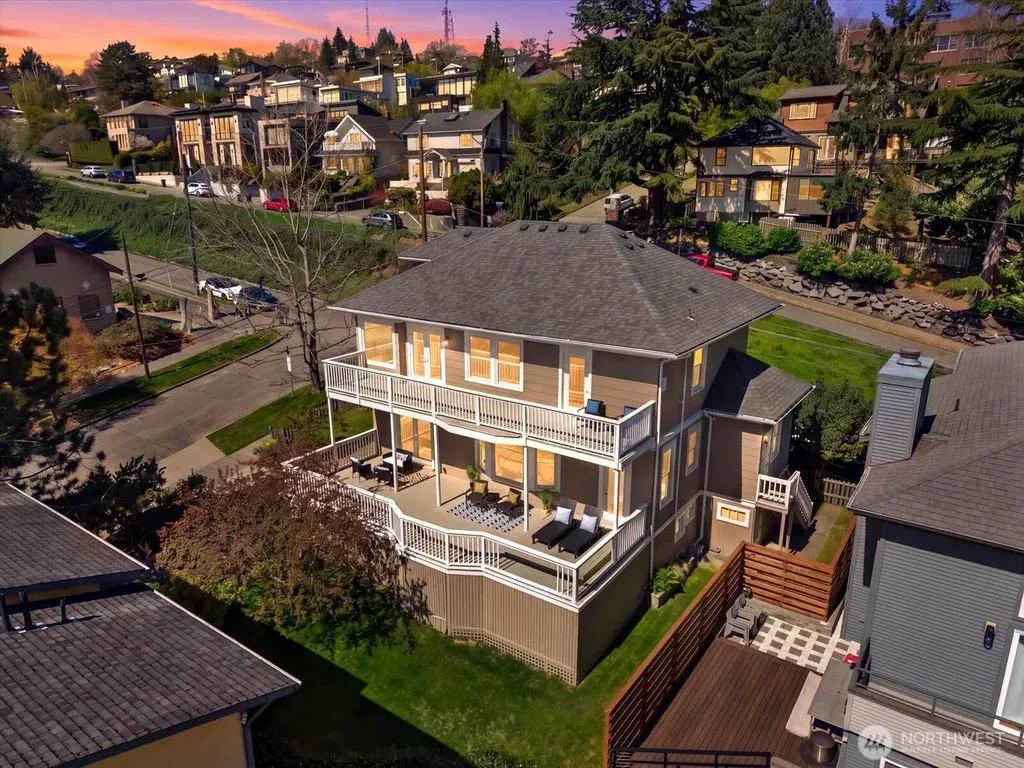 920 4th Avenue N Seattle WA 98109