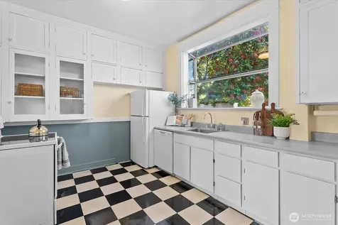 920 4th Avenue N Seattle WA 98109