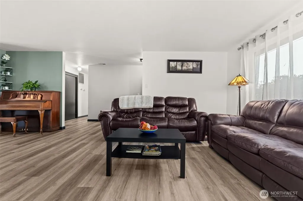343 4th Street SE Puyallup WA 98372