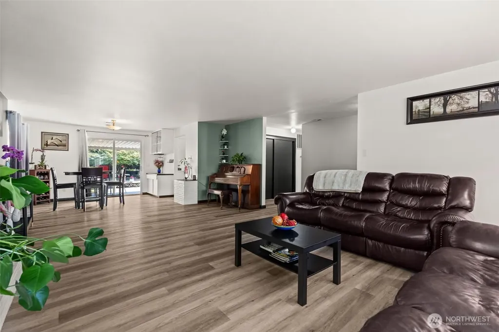 343 4th Street SE Puyallup WA 98372