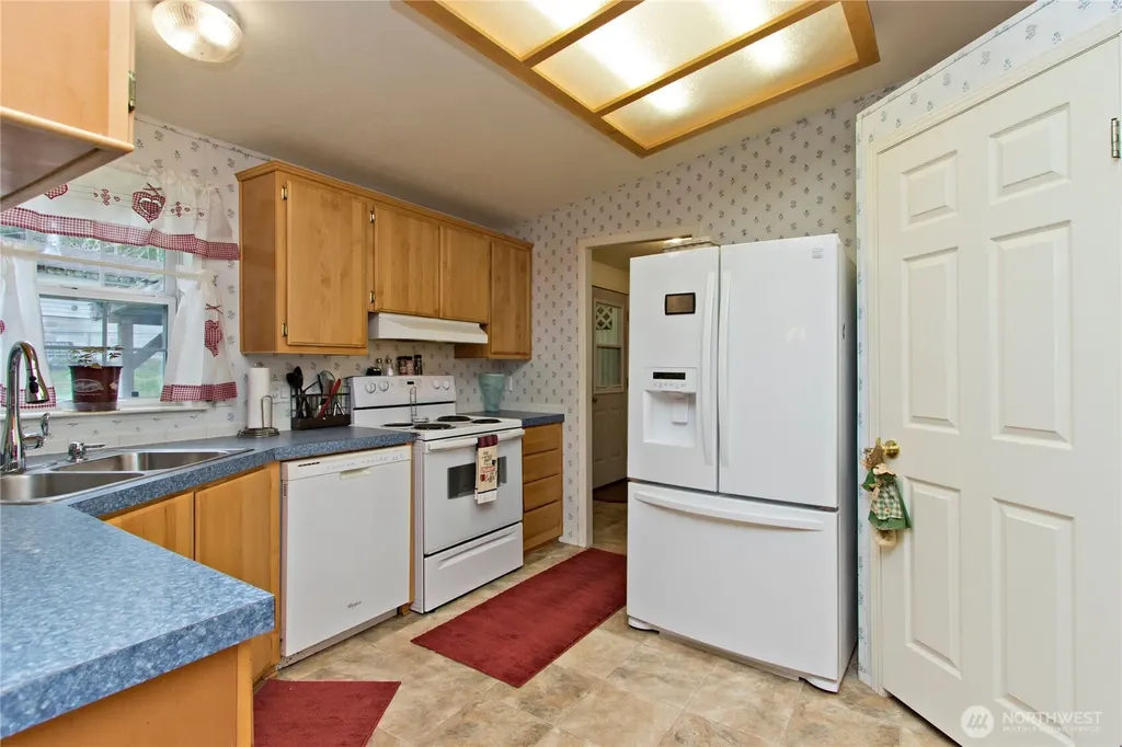 41 E Bay Heights Drive Allyn WA 98524