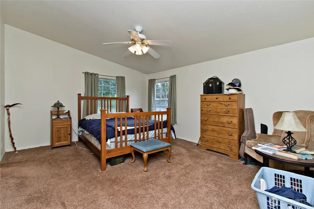 41 E Bay Heights Drive Allyn WA 98524