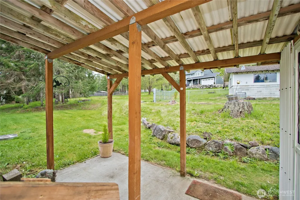 41 E Bay Heights Drive Allyn WA 98524