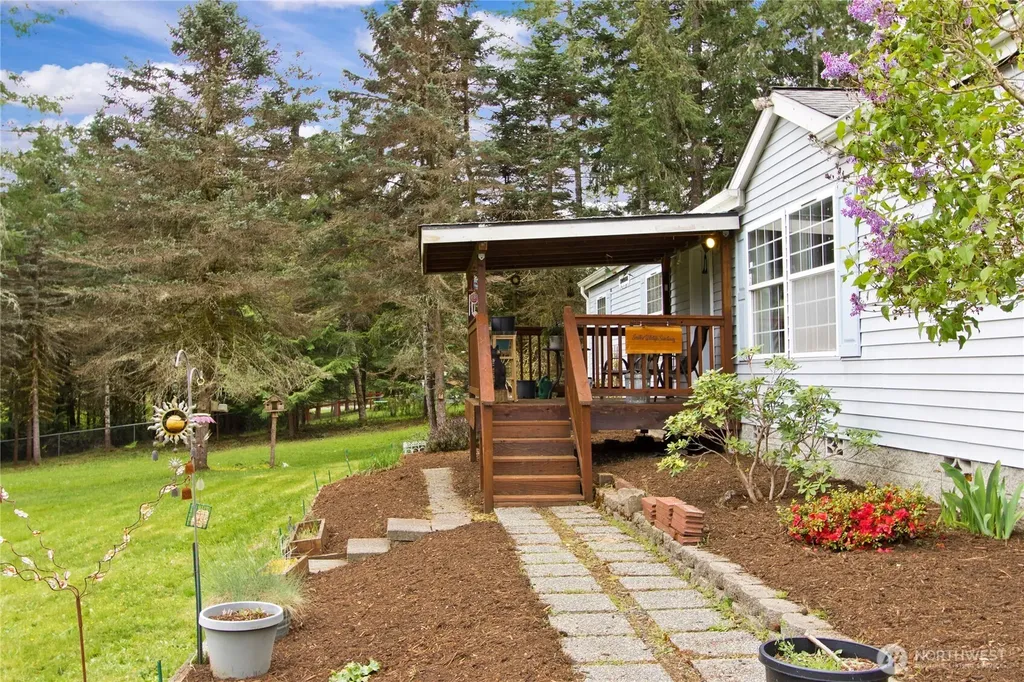 41 E Bay Heights Drive Allyn WA 98524