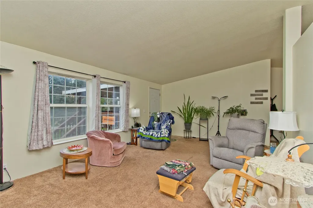 41 E Bay Heights Drive Allyn WA 98524