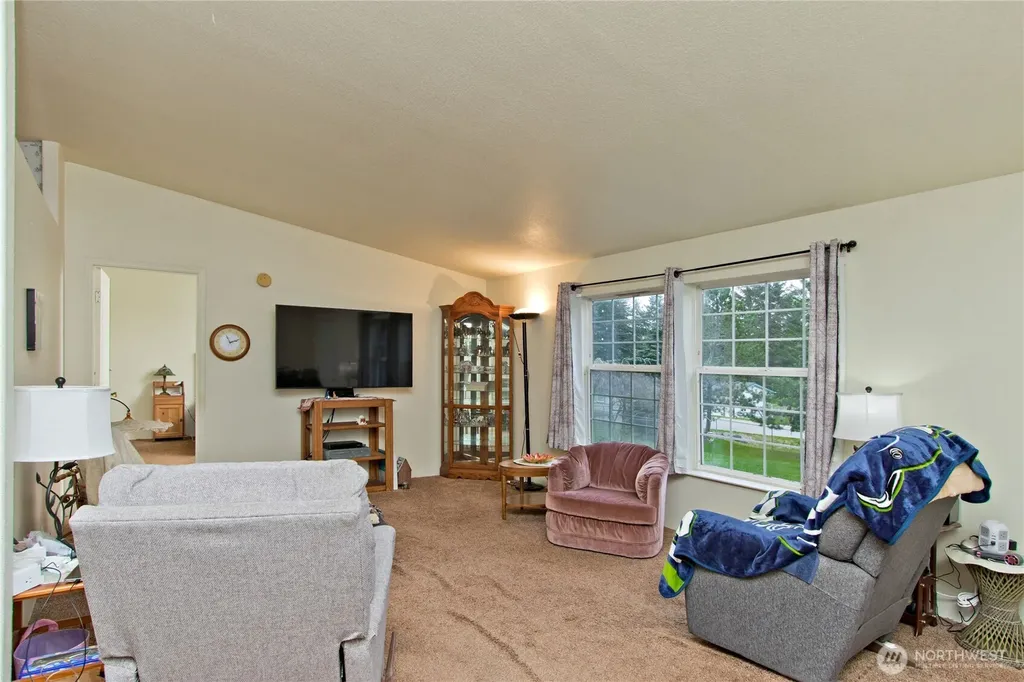 41 E Bay Heights Drive Allyn WA 98524