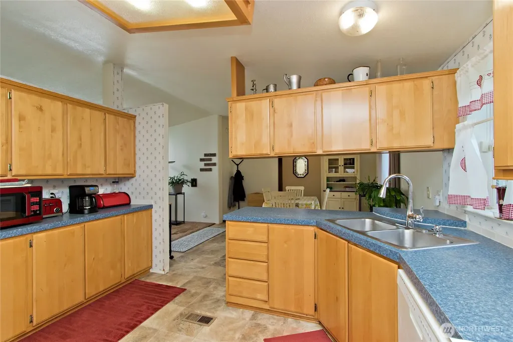 41 E Bay Heights Drive Allyn WA 98524