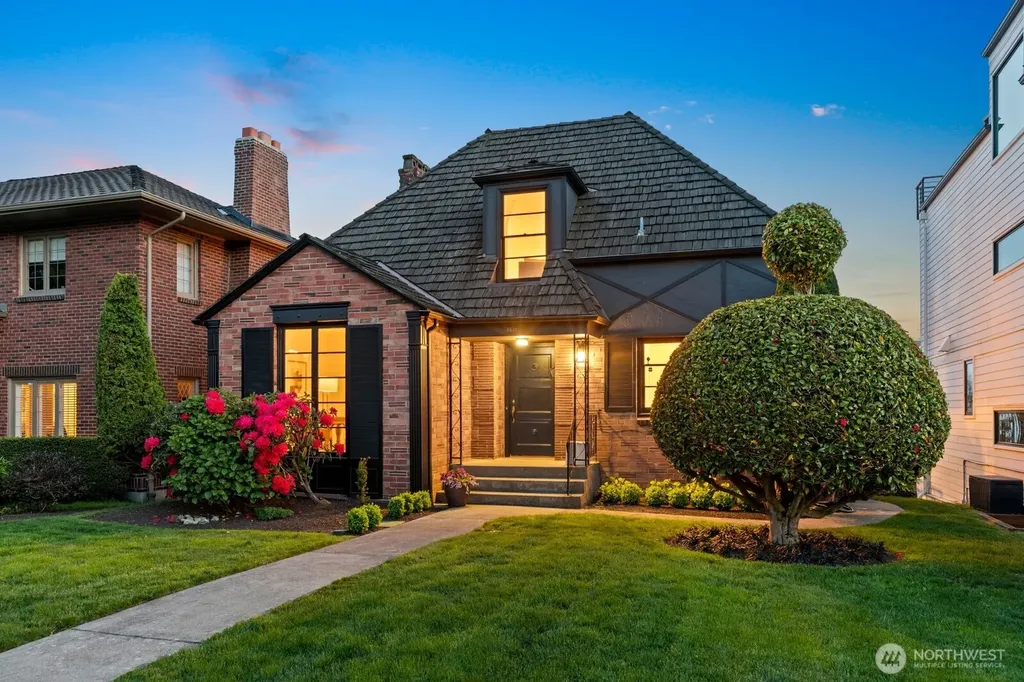 2527 Westmont Way W Seattle WA 98199