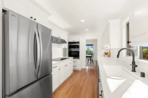 2527 Westmont Way W Seattle WA 98199