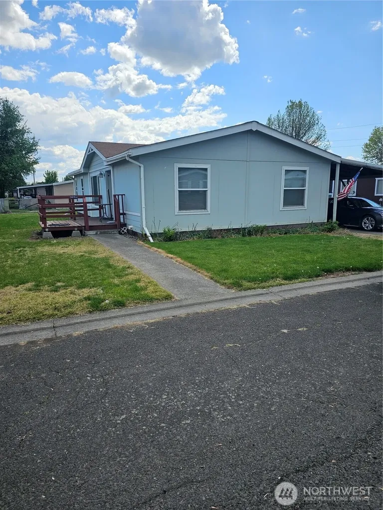 938 Empire Street N College Place WA 99324