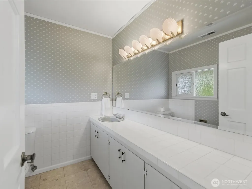 1302 E Lakeshore Drive Lake Stevens WA 98258